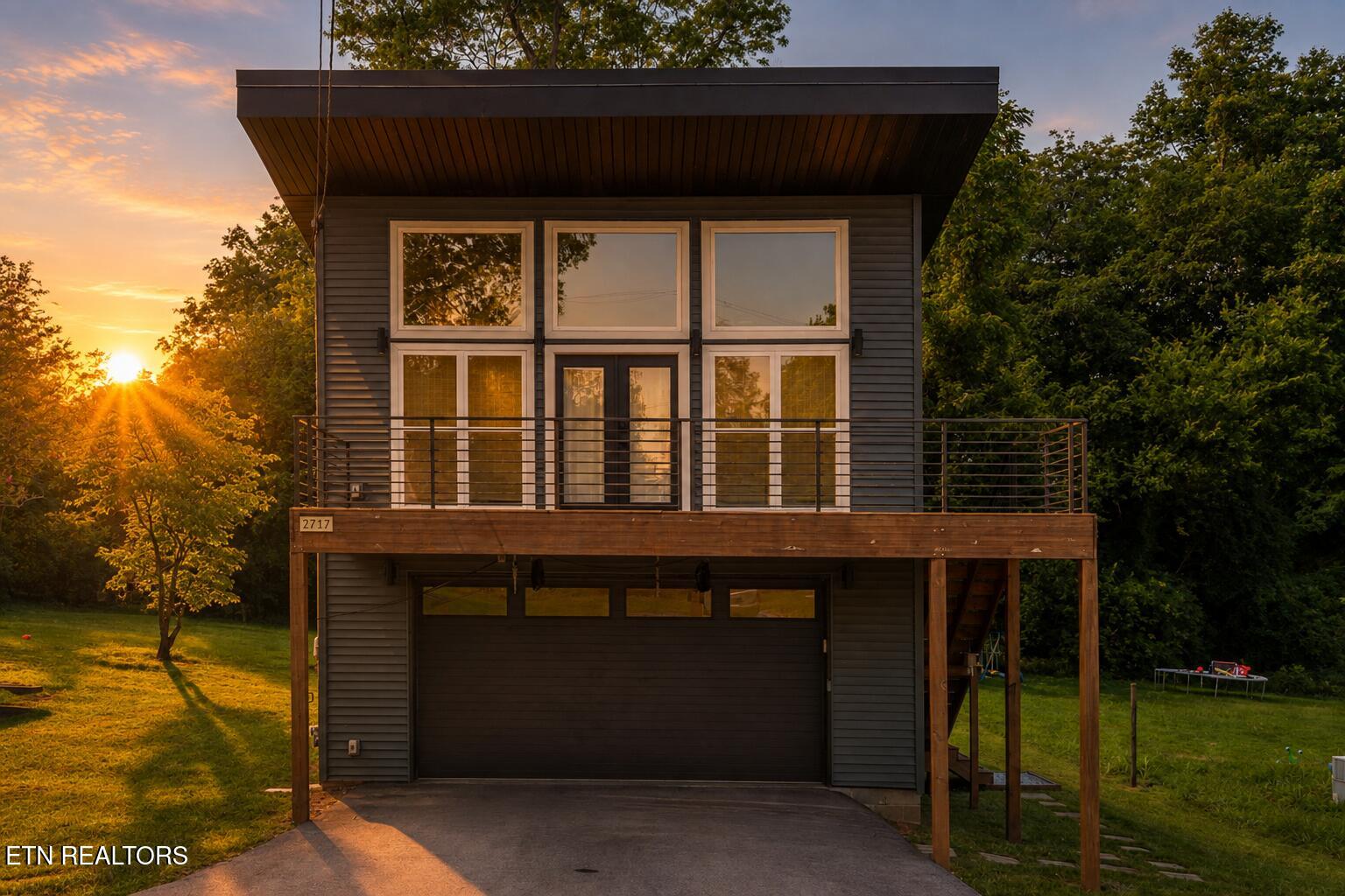 2717 Peachtree Street